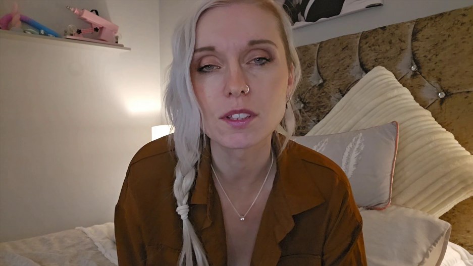 Lexi Snow – Aunt Sucks Your Cock As Payment